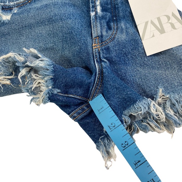 Zara Denim Mid-Rised Frayed Shorts Size 2 - Picture 4 of 7